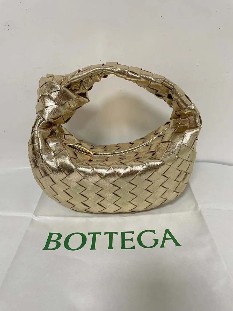 Batch 1200 BV Bottega Veneta's new early spring women's MINI JODIE handbag BV bag 🔥The new method is based on the original rounded corners, knotted with classic woven leather round hobo bag, The most iconic triangular pull-out design, using sheepskin draped soft shape, is super suitable for concave shapes~ Jodie feels really gentle to people, and is definitely the best item for daily matching. It has the same weave, new elements and twists, is compact and versatile, and is the new favorite of street style Internet celebrities! Dimensions: 23x28x8 Model: 6699-1